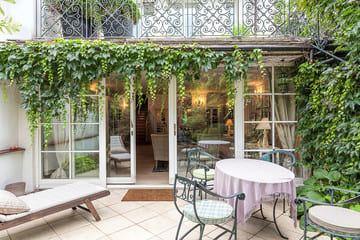 une véranda d'interieur